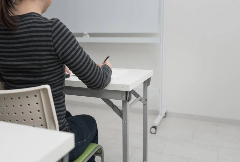 勉強する女性