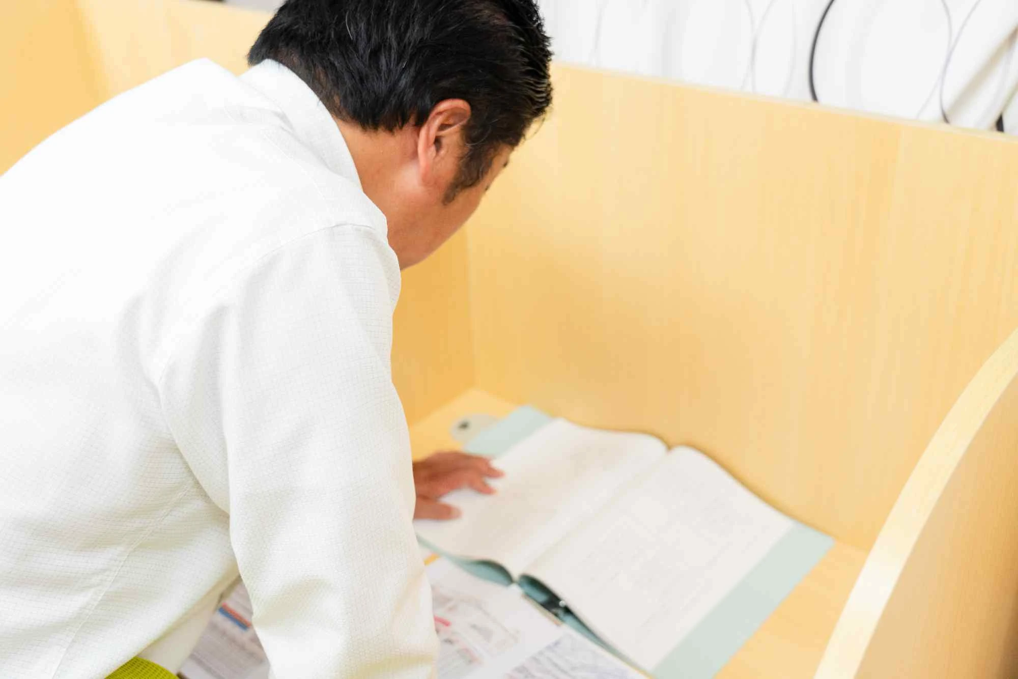 問題のポイントを教える先生